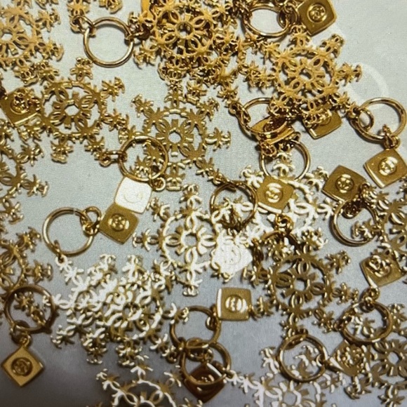 Chanel authentic charm, comes with box and unbranded chain, gold, plus ribbon - Picture 6 of 6